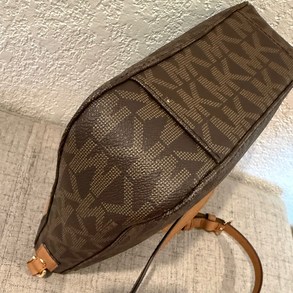 Michael Kors Hamilton Traveler Monogram Crossbody Bag NWOT - Picture 6 of 14